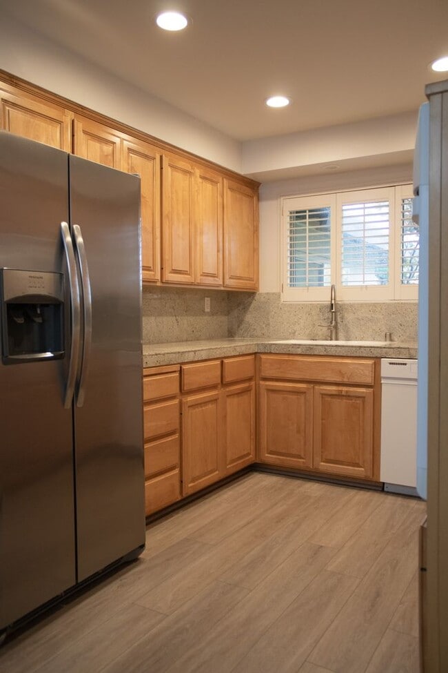 Building Photo - 3 BD 2 BA in Tahoe Park