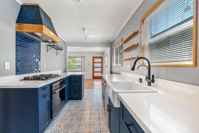 Building Photo - Move-in ready Magnolia Park gem — modern f...