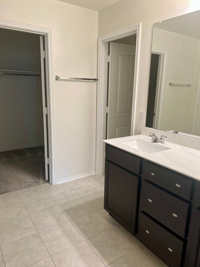 Building Photo - Large 5 Bedroom Home on Corner Lot