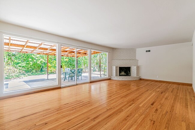 Building Photo - Classic Ranch Style Home in Top School Dis...