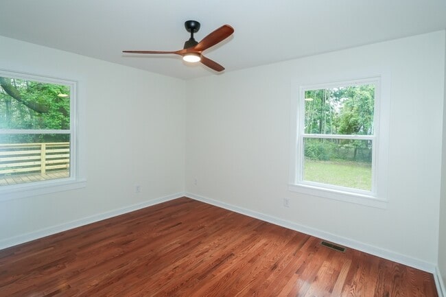 Building Photo - 440 S May St