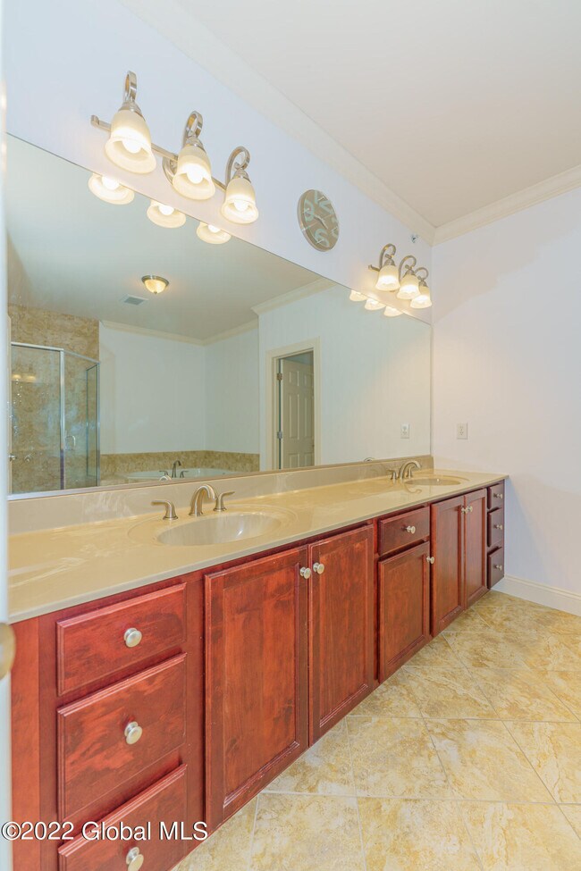 Building Photo - 502 Valley Pointe Dr
