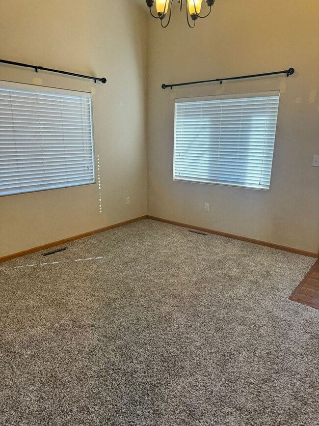 Building Photo - Charming 5 Bedroom