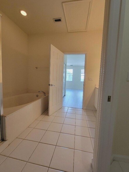 Building Photo - 221 Greenwich Cir