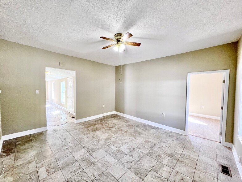 Building Photo - 829 Dillard St