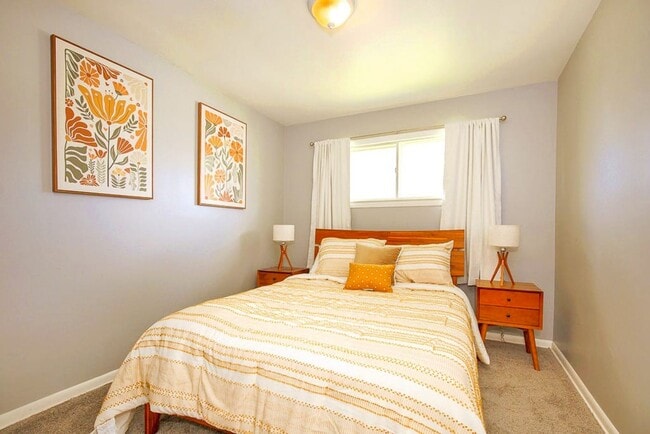 Building Photo - FULLY FURNISHED ACED 3 BED 1.5 BATH SINGLE...