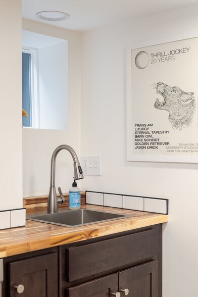 Building Photo - 2314 NE Flanders St