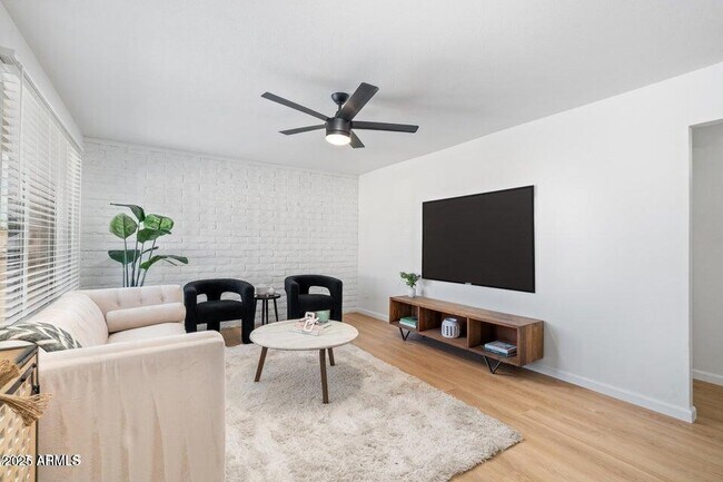 Building Photo - 414 W Santa Cruz Dr