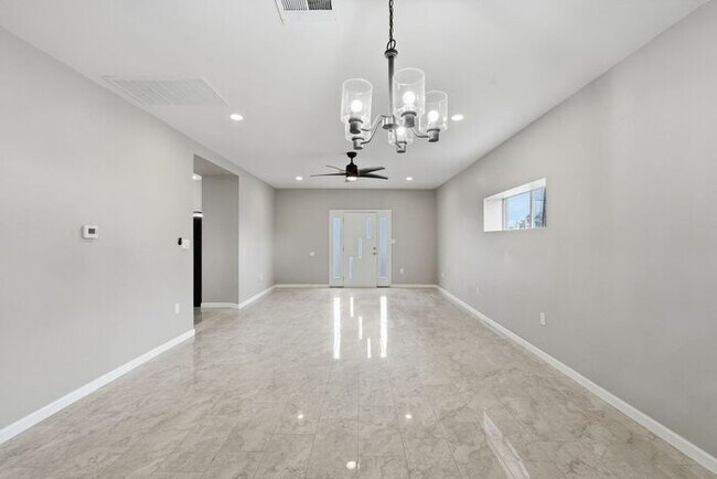 Building Photo - Bright, Fresh & Pet-Friendly — 3BR Retreat Minutes from U of A