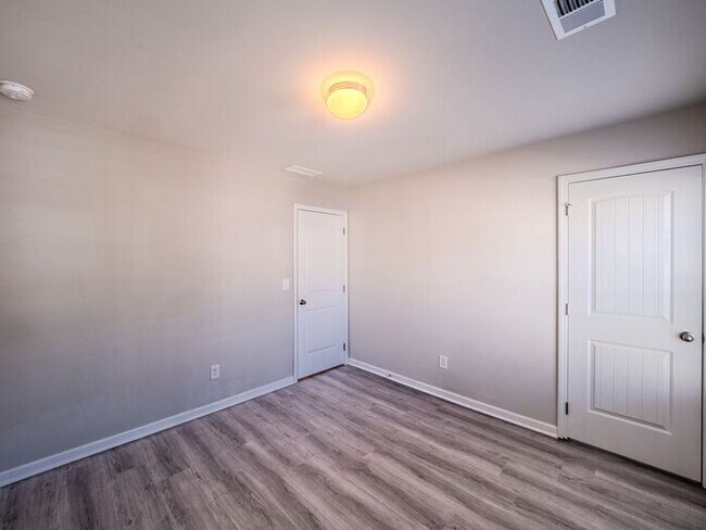 Building Photo - 213 Turner Ln