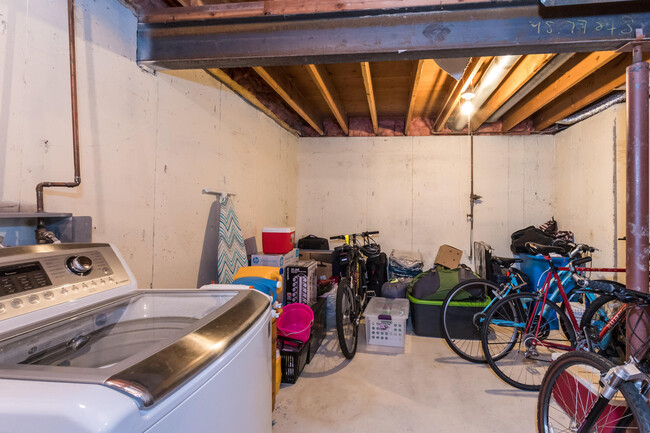 Building Photo - 4BD/ 3.5BA Furnished Townhome in South Bou...