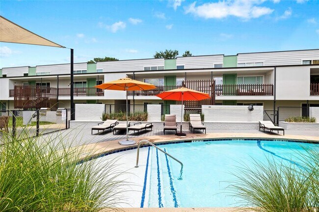 Building Photo - 2200 Dickson Dr