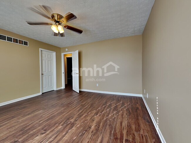 Building Photo - 18 Robin Way