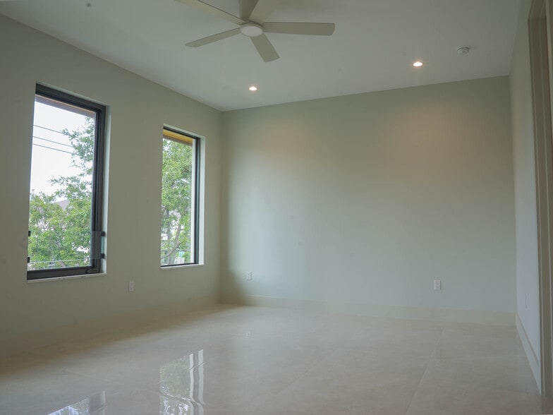 Building Photo - 8410 SW 65th Ave