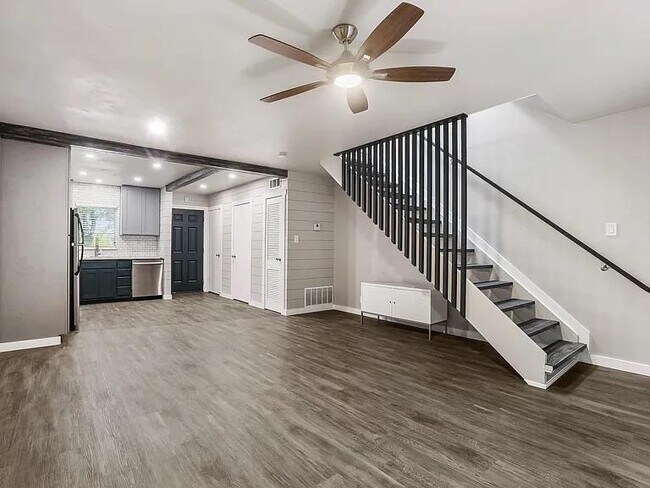 Building Photo - 5330 Balcones Dr