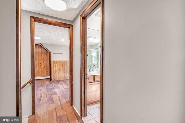 Building Photo - 32 Cranbury Rd