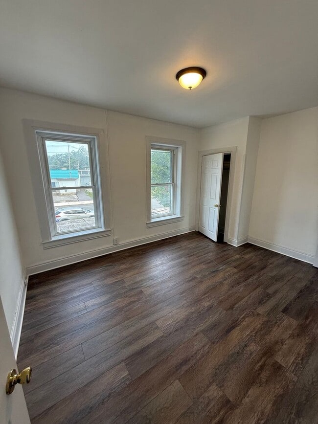 Building Photo - Duplex located on Belview Ave.