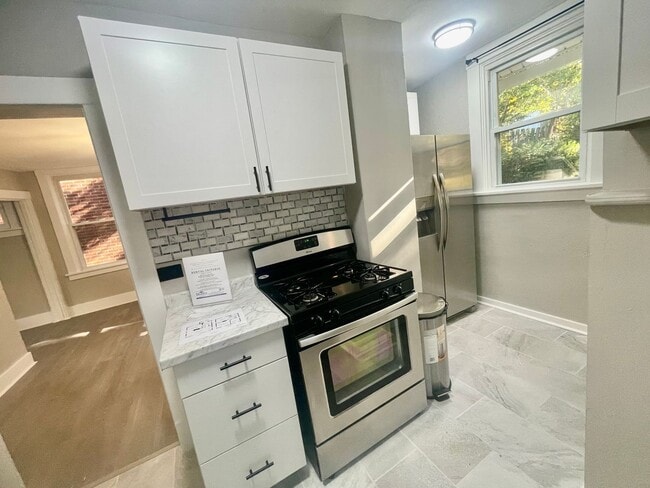 Building Photo - 3 Bedroom 1.5 Bath in Dormont! Off Street Parking!