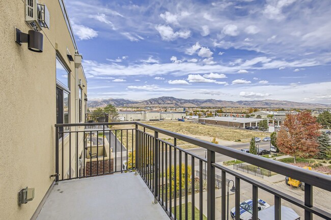 Building Photo - Scenic 2-BDR Mountain-View Home in Vibrant...