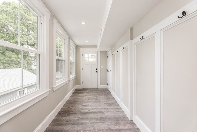 Building Photo - Modern 4bed 3 Bath with 3 parking