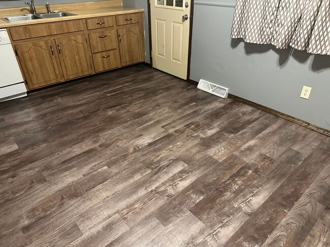 Building Photo - Spacious 3 BR/2 BA in nice north-side culd...