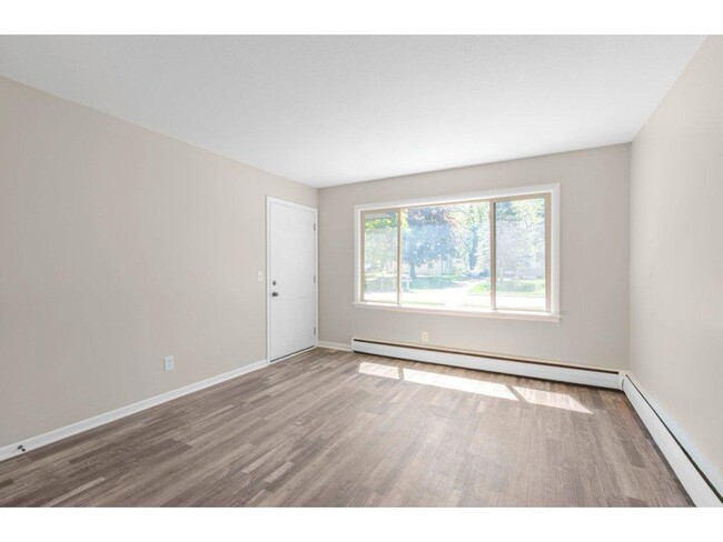 Building Photo - "Modern 2 Bed Apartment in Mounds View - P...