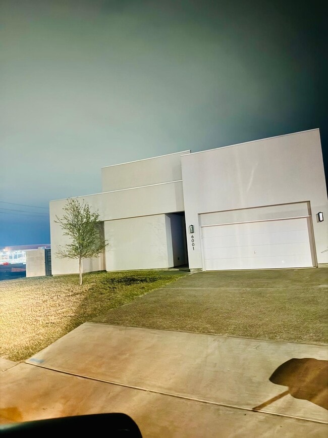 Building Photo - 6001 Vero Dr