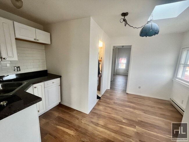 Building Photo - 1 Bedroom on REID AVENUE