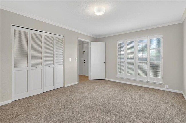 Building Photo - 145 Lake Shore Dr