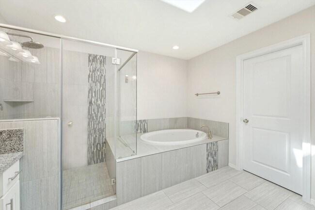 Building Photo - Exquisite 2-Story Home in a Prime Location...