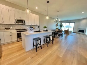 Building Photo - Stunning 5 Bed/2.5 Bath Twinhome For Rent in West Sioux Falls!