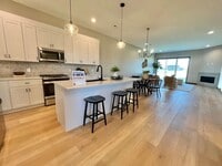 Building Photo - Stunning 5 Bed/2.5 Bath Twinhome For Rent in West Sioux Falls!