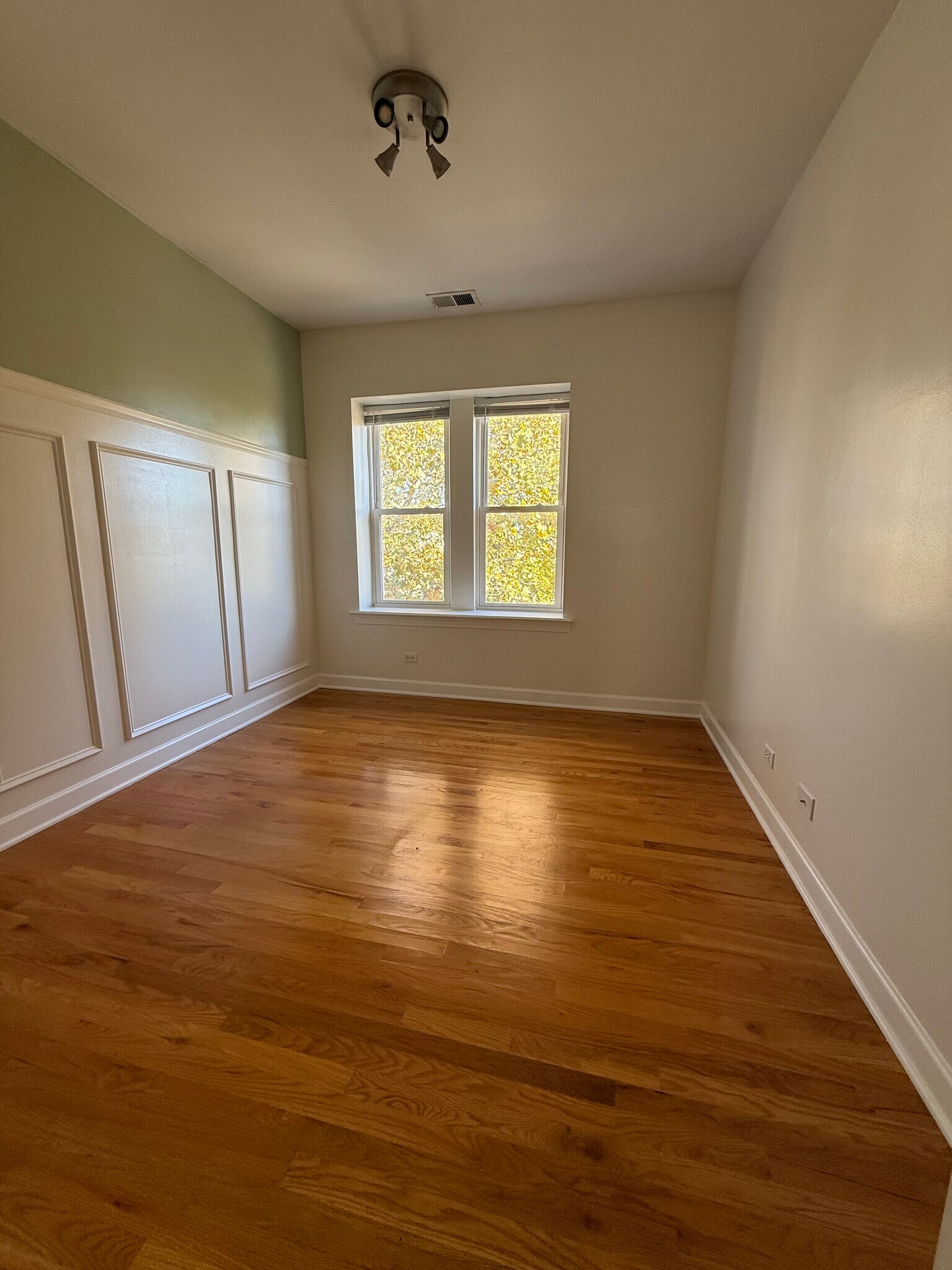 Building Photo - 6204 N Claremont Ave