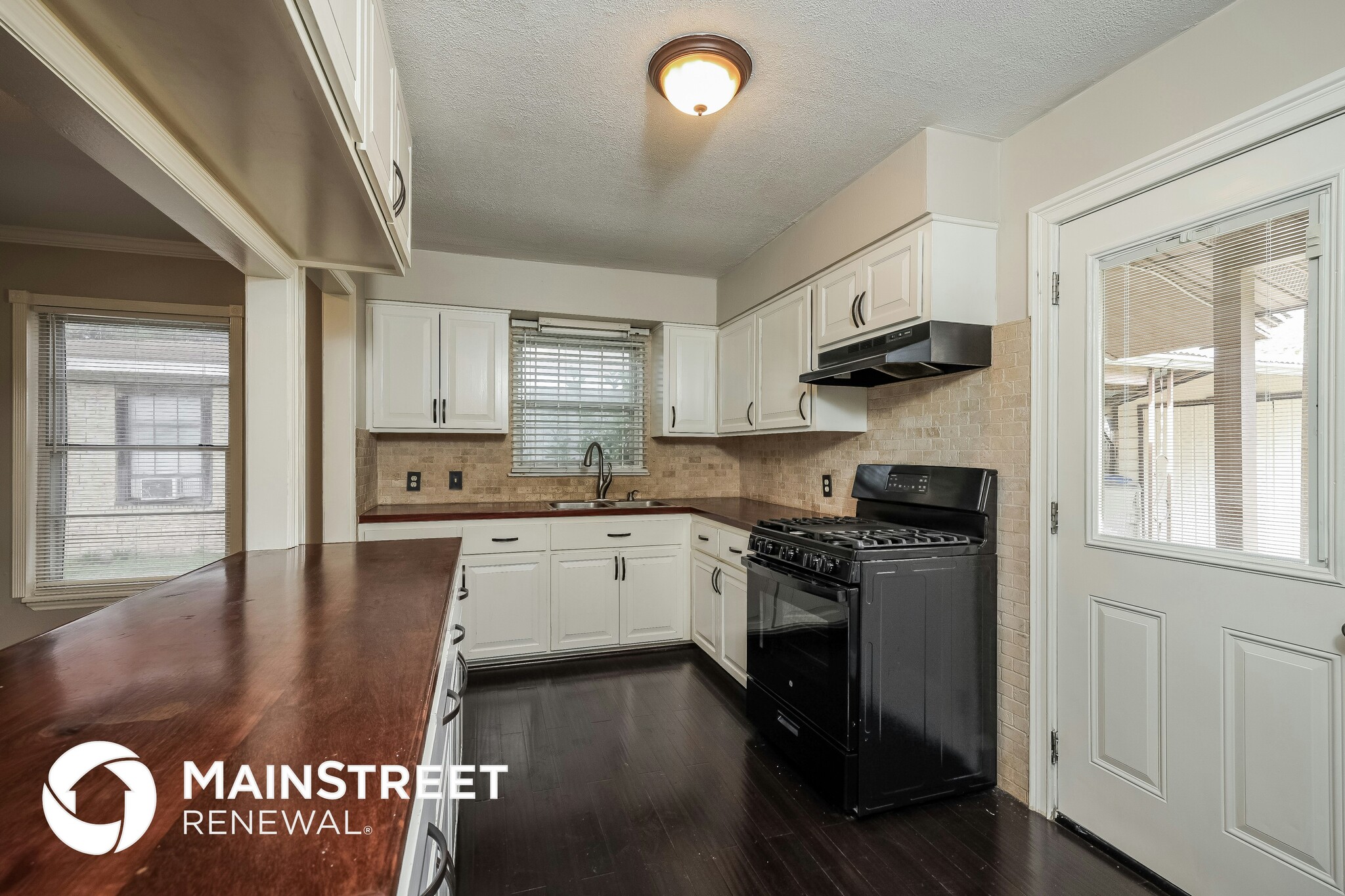 Building Photo - 351 E Amber St