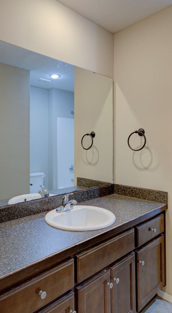 Building Photo - 3 bedroom home conveniently located on the east side of Republic