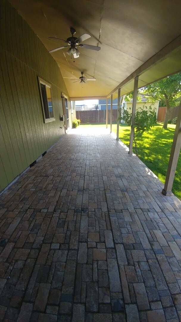 Building Photo - 4-Bed, 2-Bath Home Off Road 100 with Easy ...