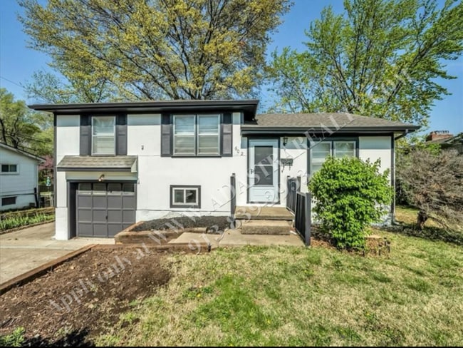 Primary Photo - Updated 4 Bed 2 Bath Home in Lees Summit-A...