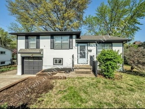 Building Photo - Updated 4 Bed 2 Bath Home in Lees Summit-A...