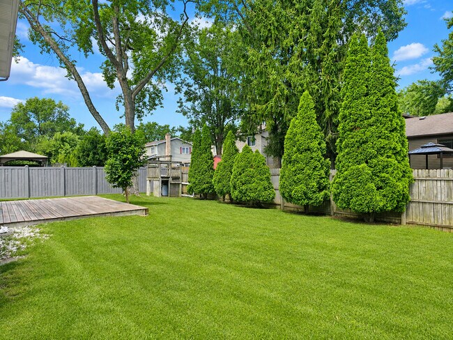 Building Photo - 320 Thistle Dr