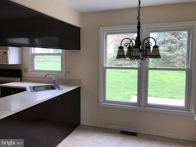 Building Photo - 2 Corwen Terrace W