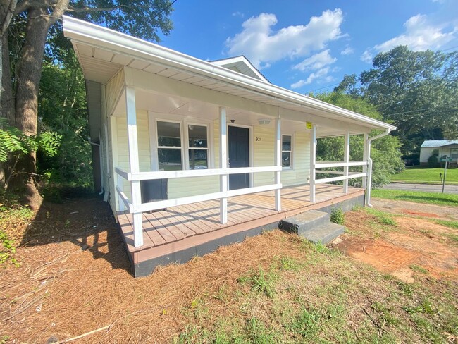 Primary Photo - 3bd/1ba House Updated in 2021 near I85 & H...