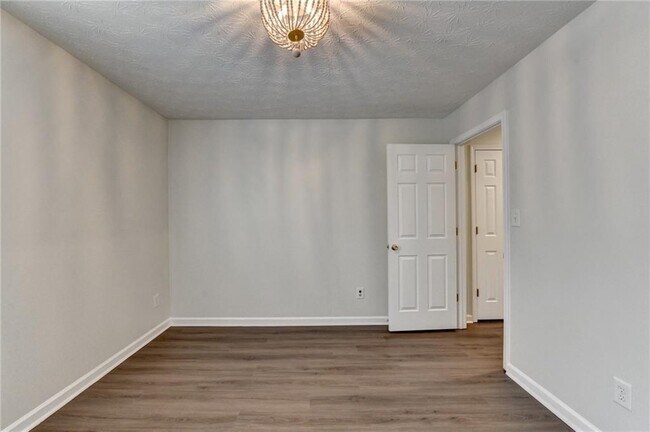 Building Photo - 6670 Island Pointe Dr