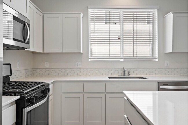 Building Photo - $1K move-in special! Sparkling clean newer 4-bdrm/3.5-bath townhome—2-car garage, near Forest Park