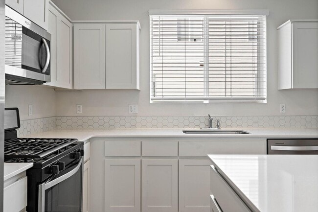 Building Photo - Sparkling clean newer 4-bdrm/3.5-bath townhome. 2-car garage, near Forest Park, $500 move-in special