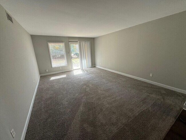 Building Photo - 2 bed 2 bath garden unit at Avery Close!