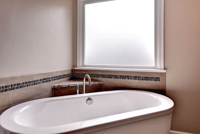Building Photo - Spacious and Updated Yorktown Home