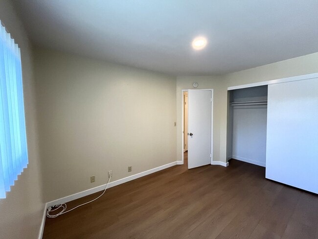 Building Photo - 2 Bedroom Apartment in North Park, Upstair...
