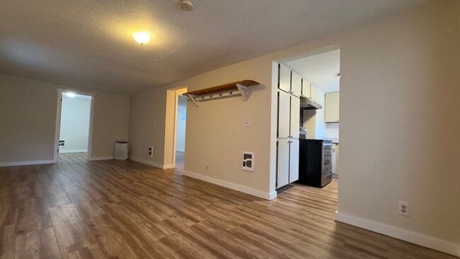 Building Photo - Private Olympia Townhome w Fully Fenced Ba...