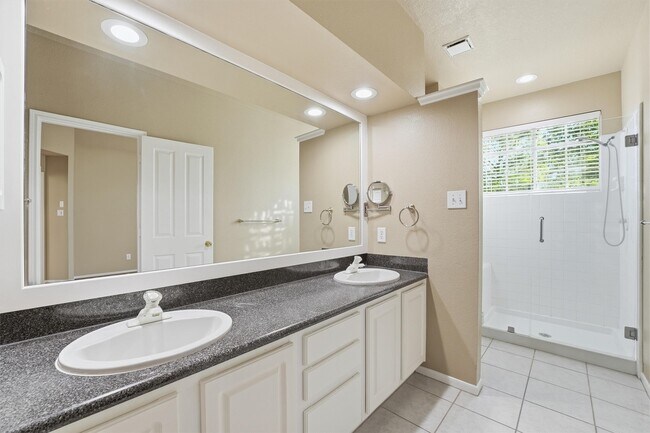 Building Photo - 56 Lakeridge Dr