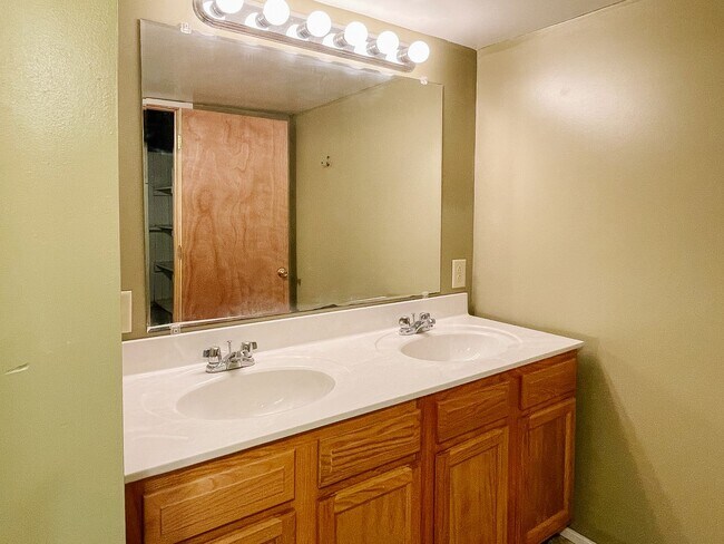 Building Photo - PRELEASING for AUGUST! Close to Campus: In-Unit Washer/Dryer + LOFT